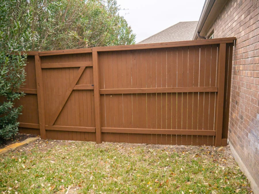 Hendrick Painting - Wooden Fence Refinish and Stain Westover Hills, Texas 001